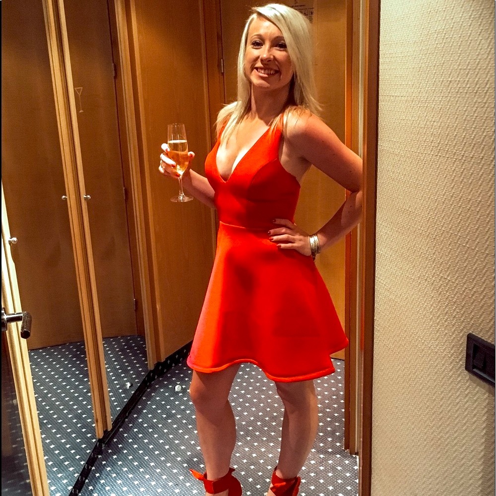Red Dress 💃🏼 - Picture 2 of 4